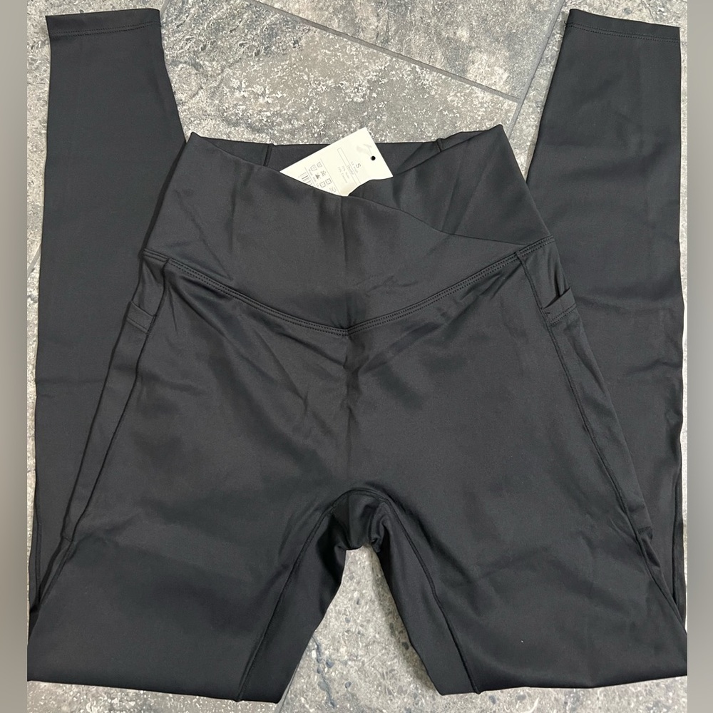NWT Halara Cloudfull Crossover Pocket Plain Full Length Black Leggings, Small.